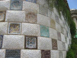 Als besonders schönes Beispiel ist dies im „Park Güell“ in Barcelona zu bewundern, vom Architekten Antoni Gaudí in den Jahren 1900 bis 1914 erschaffen. Die hügelige Landschaft mit Stützmauern und Terrassen fügen sich durch ihre organischen Formen einzigartig ins Gelände ein und vermitteln den Eindruck absoluter Natürlichkeit. Als bekleidende Materialien verwendete der Baumeister Mosaike aus den nahen Keramikfabriken.